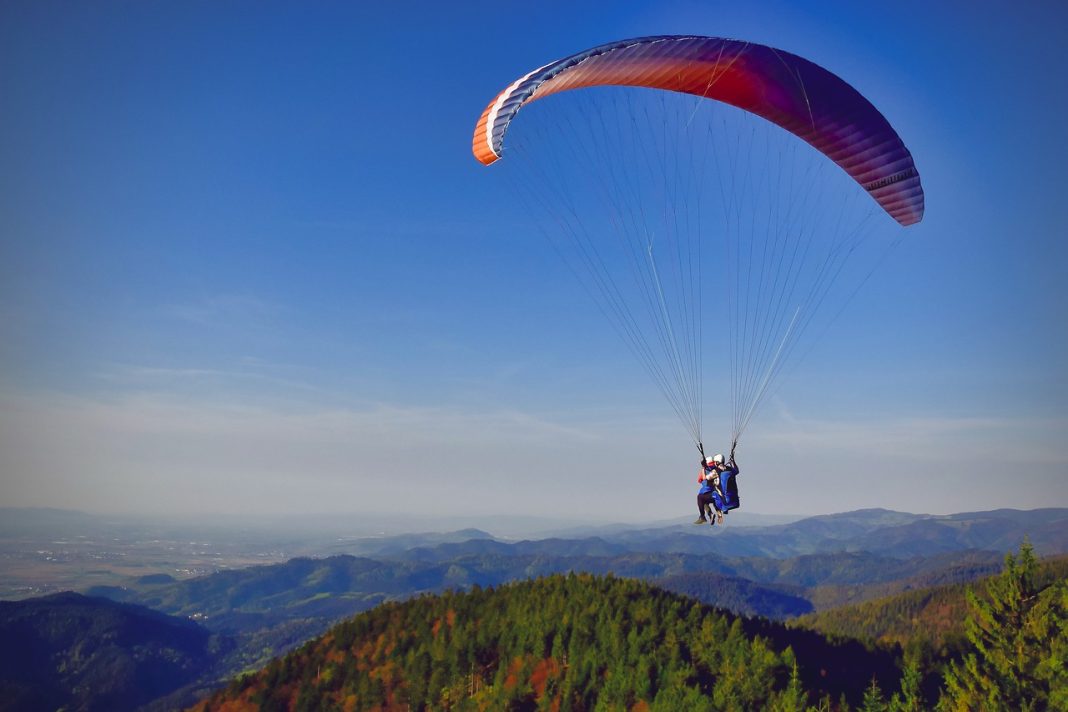 paragliding-3338748_1280