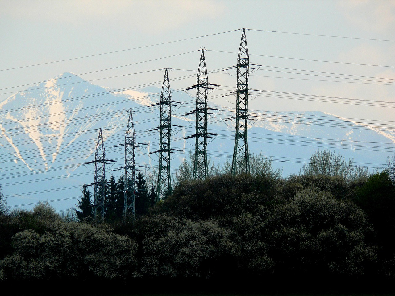 electric-poles-4985180_1280