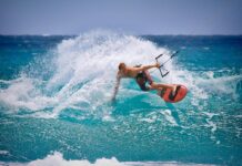 Pierwsze kroki na wodzie – kitesurfing dla początkujących