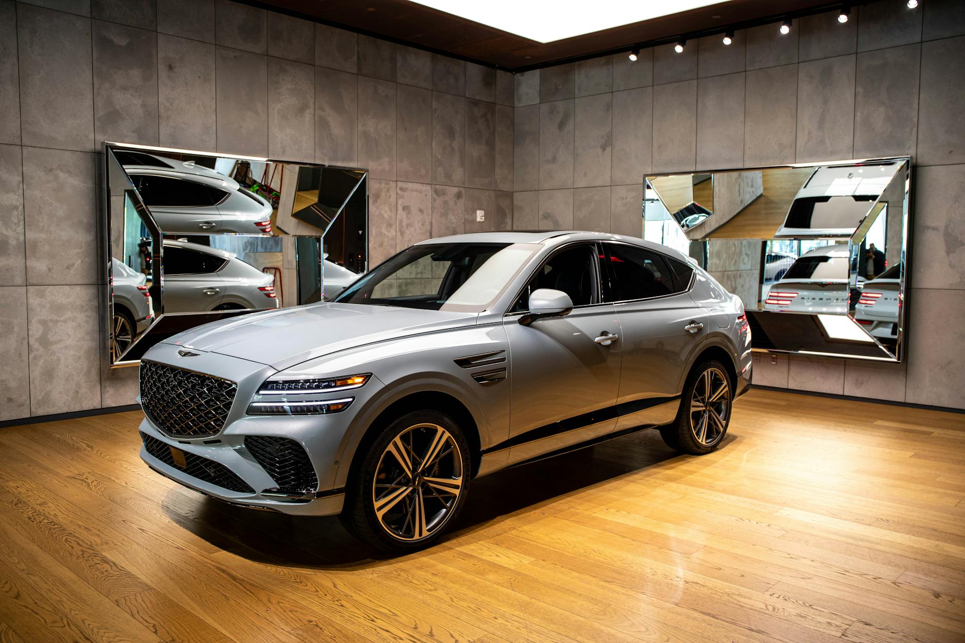 Luksusowy SUV w nowoczesnym salonie samochodowym w Nowym Jorku