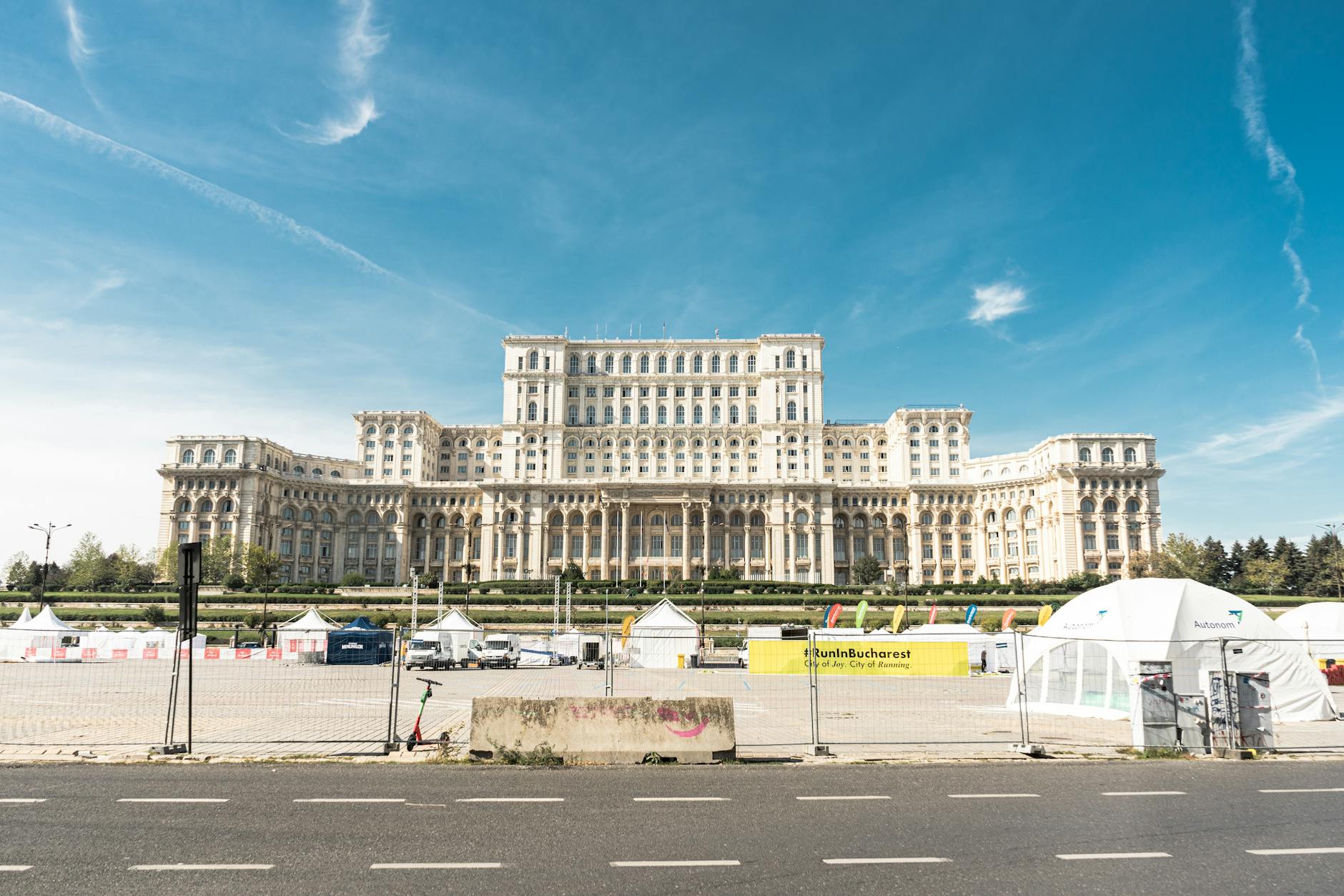 Pałac Parlamentu w Bukareszcie w słoneczny dzień