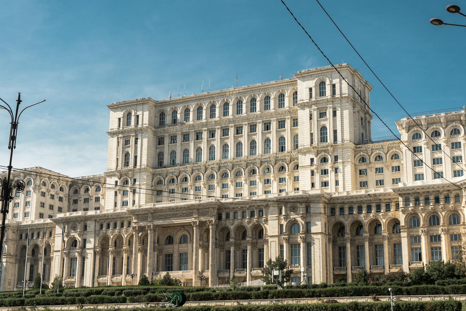 Pałac Parlamentu w Bukareszcie w słoneczny dzień