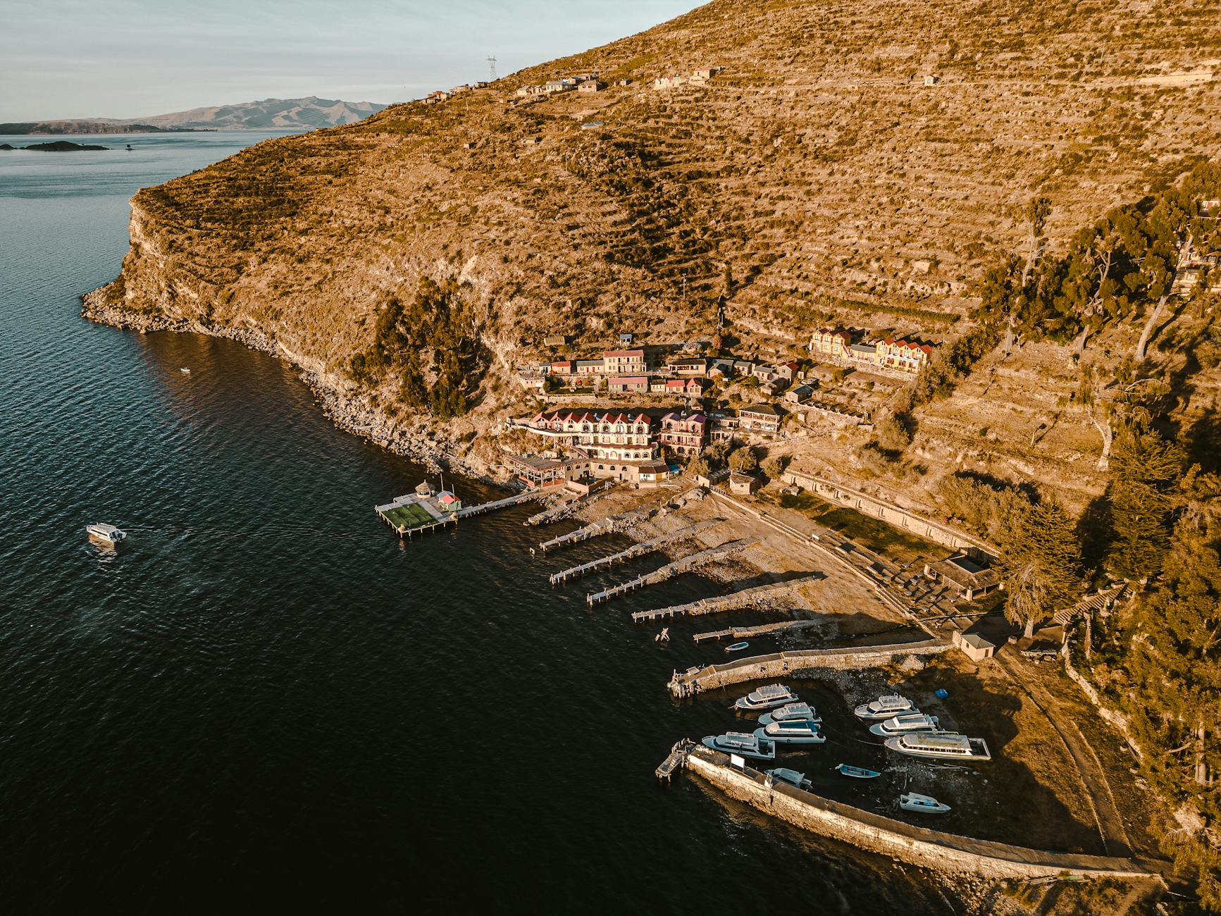 Widok z góry na port Yumani z łodziami na Isla del Sol, jezioro Titicaca