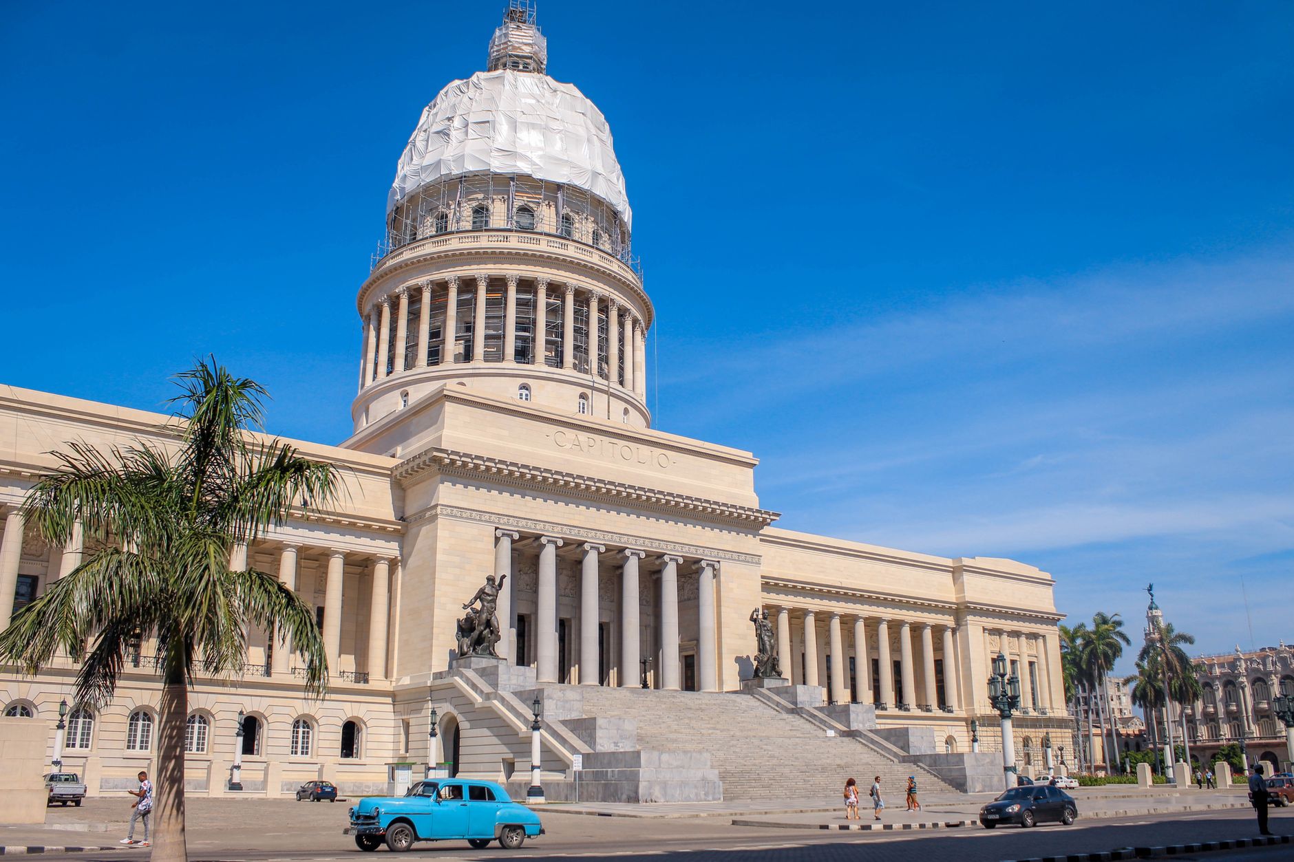 El Capitolio w Hawanie w słoneczny dzień, przykład kubańskiej architektury