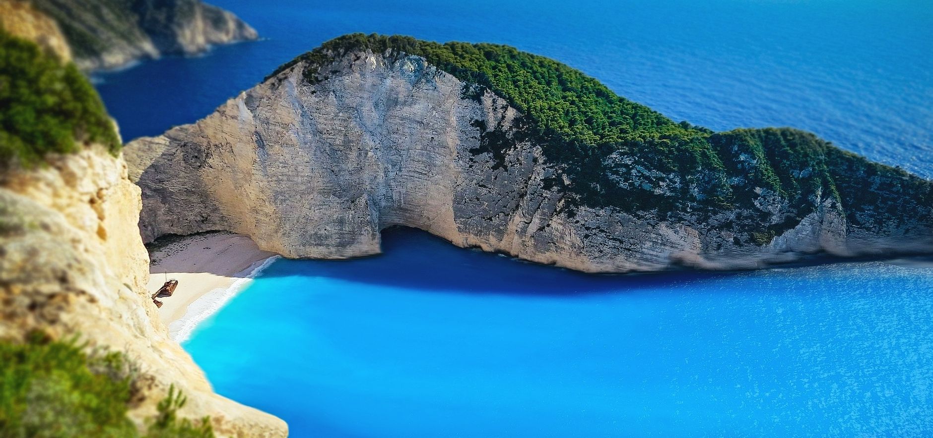 Plaża Navagio na Zakynthos z klifami i turkusowym morzem z lotu ptaka