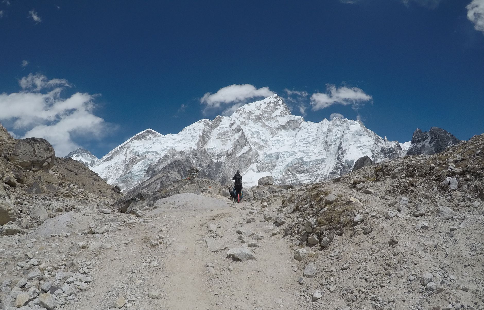 Samotny trekker na górskim szlaku z widokiem na Everest w Himalajach