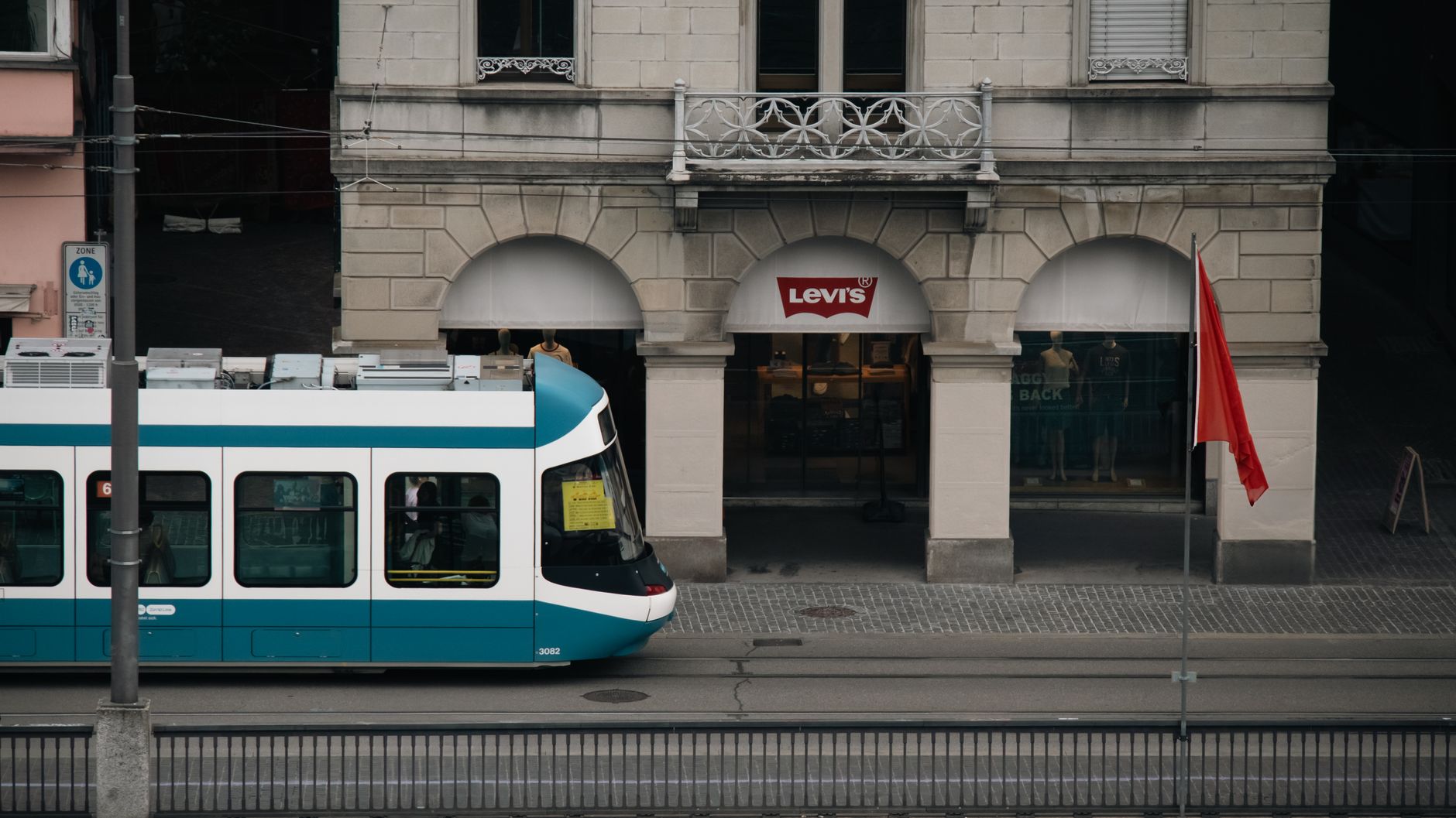 Tramwaj na ulicy w Zurychu mija sklep Levi’s Tramwaj na ulicy w Zurychu mija sklep Levi’s